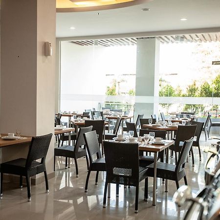 Whiz Prime Hotel Sudirman Makassar Exterior photo