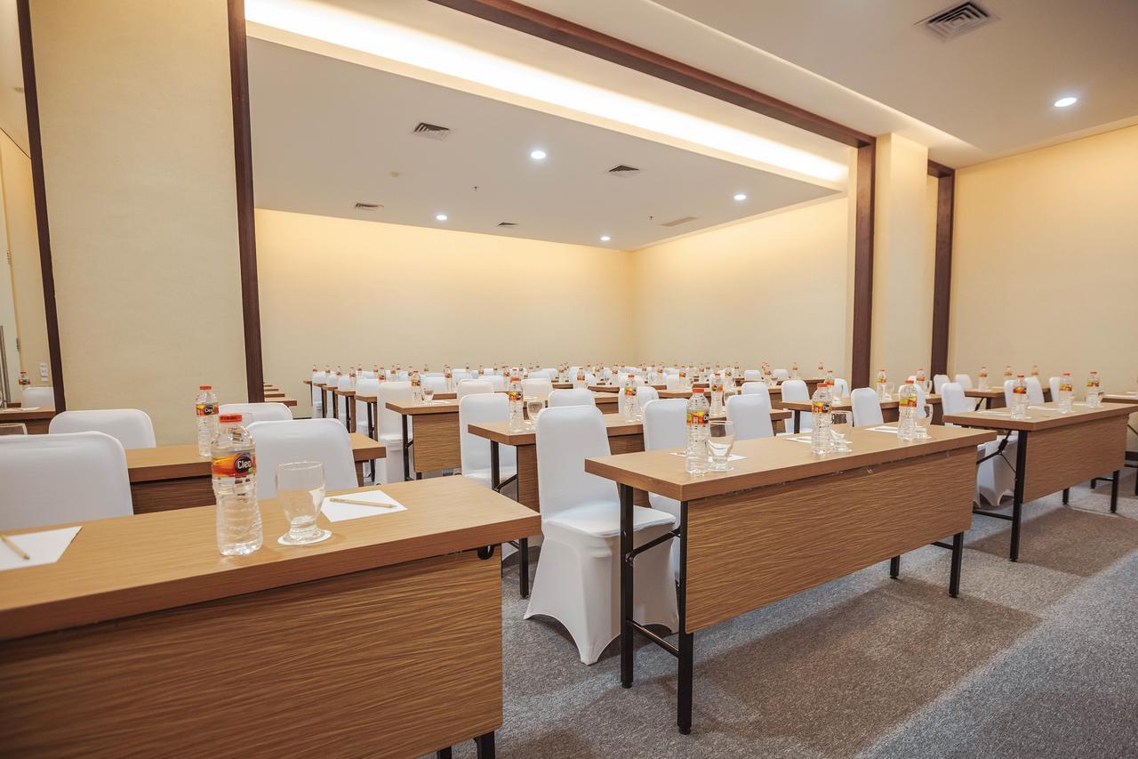Whiz Prime Hotel Sudirman Makassar Exterior photo