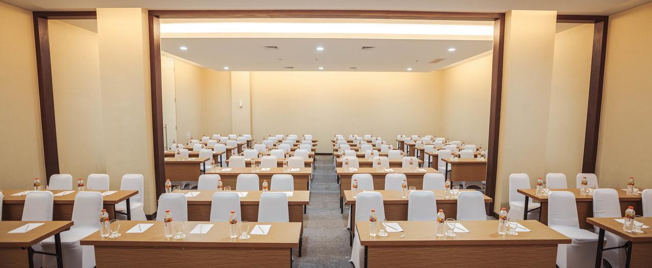 Whiz Prime Hotel Sudirman Makassar Exterior photo