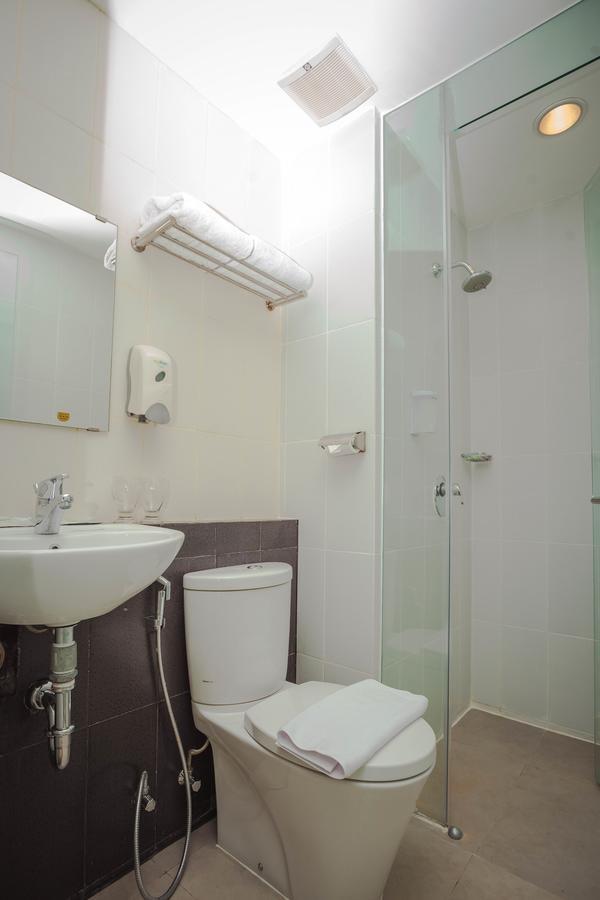 Whiz Prime Hotel Sudirman Makassar Exterior photo