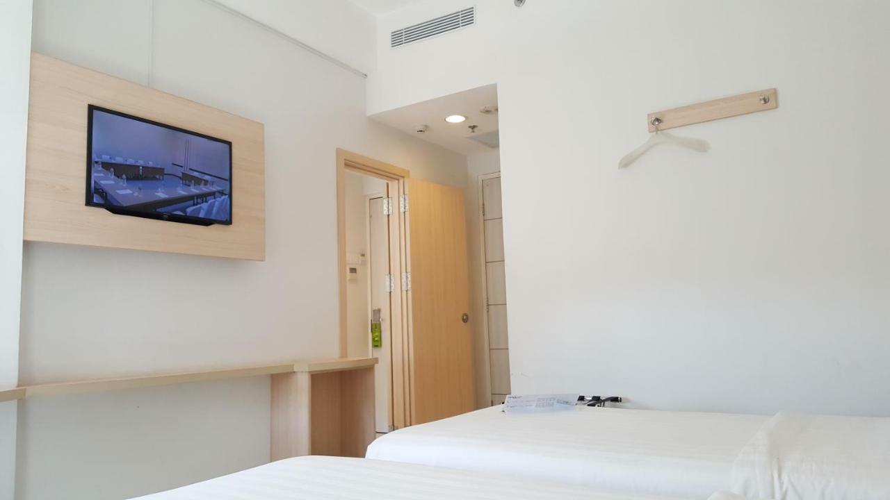 Whiz Prime Hotel Sudirman Makassar Exterior photo