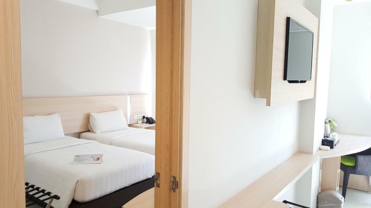 Whiz Prime Hotel Sudirman Makassar Exterior photo